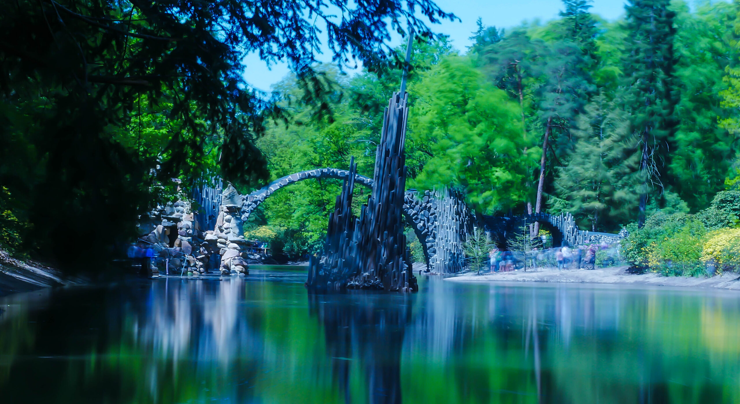 Teufelsstele im Rhododrendronpark mit Rakotzbrücke