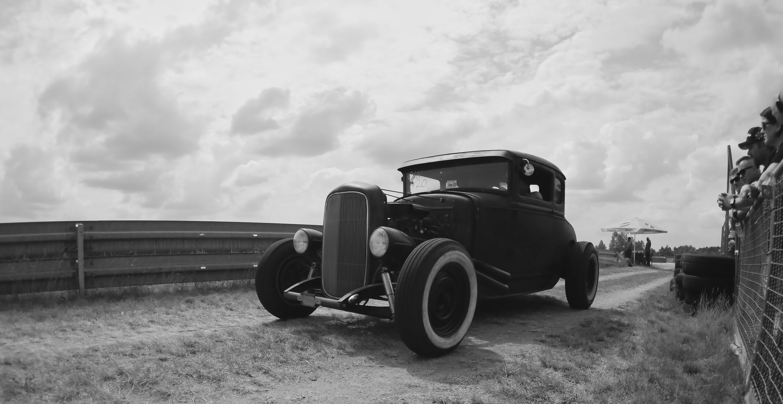 Entdecken Sie die Welt der Vintage Cars und Oldtimer, von ihrer zeitlosen Eleganz bis zur Leidenschaft, die sie bei Sammlern und Liebhabern entfachen.