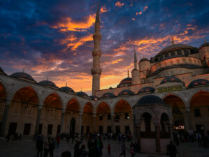 Erkunde Istanbul: Die Stadt der zwei Kontinente bietet beeindruckende Sehenswürdigkeiten wie Hagia Sophia und Bosporus, spannende Kultur und großartige Kulinarik.