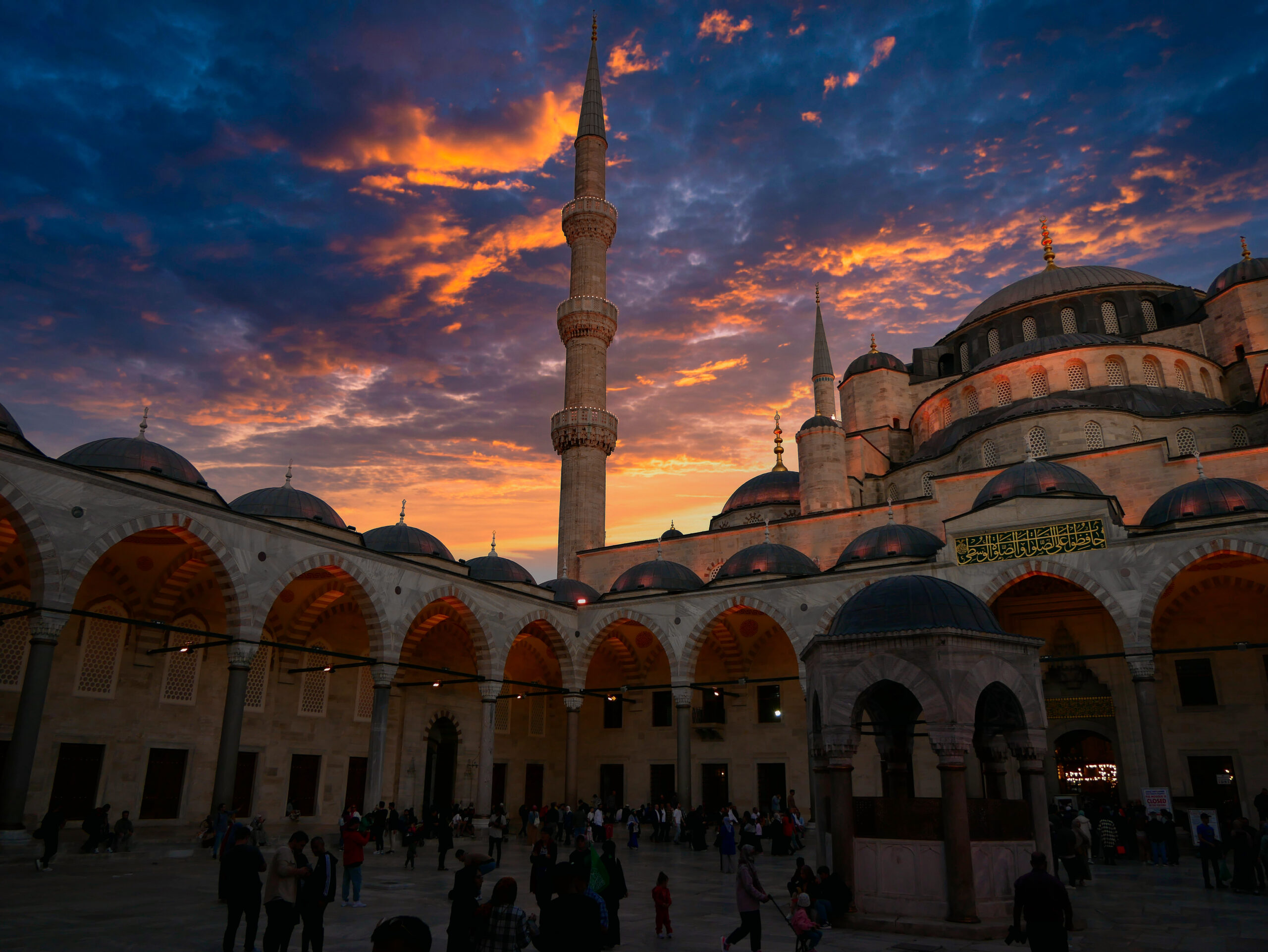 Erkunde Istanbul: Die Stadt der zwei Kontinente bietet beeindruckende Sehenswürdigkeiten wie Hagia Sophia und Bosporus, spannende Kultur und großartige Kulinarik.