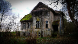 Entdecken Sie die Geheimnisse des Spukhauses und die charmante Nostalgie des Draisinenbahnhofs Mittenwalde. Ein Ausflug voller Geschichte, Grusel und Abenteuer in Brandenburg.