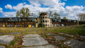 Die Bücker-Flugzeugwerke in Rangsdorf sind ein beeindruckender Lost Place voller Geschichte. Von der Entwicklung innovativer Flugzeuge bis zu ihrer Nutzung im Zweiten Weltkrieg bietet dieser Ort spannende Einblicke und faszinierende Fotomotive.