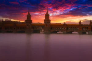 Ein dramtischer Sonnenaufgang über der Oberbaumbrücke in Berlin Kreuzberg