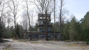 Die ehemalige sowjetische Luftwaffenbasis in Sperenberg ist ein eindrucksvoller Lost Place, der die Geschichte des Kalten Krieges widerspiegelt und faszinierende Fotomotive in einer verfallenen, von der Natur zurückeroberten Umgebung bietet.