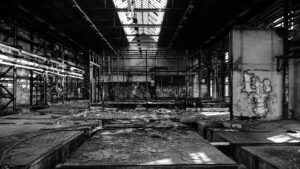 Die verlassene Fabrik des VEB Kühlautomaten in Berlin-Johannisthal bietet faszinierende Einblicke in die industrielle Vergangenheit der DDR und beeindruckende Fotomotive für Lost-Place-Enthusiasten.