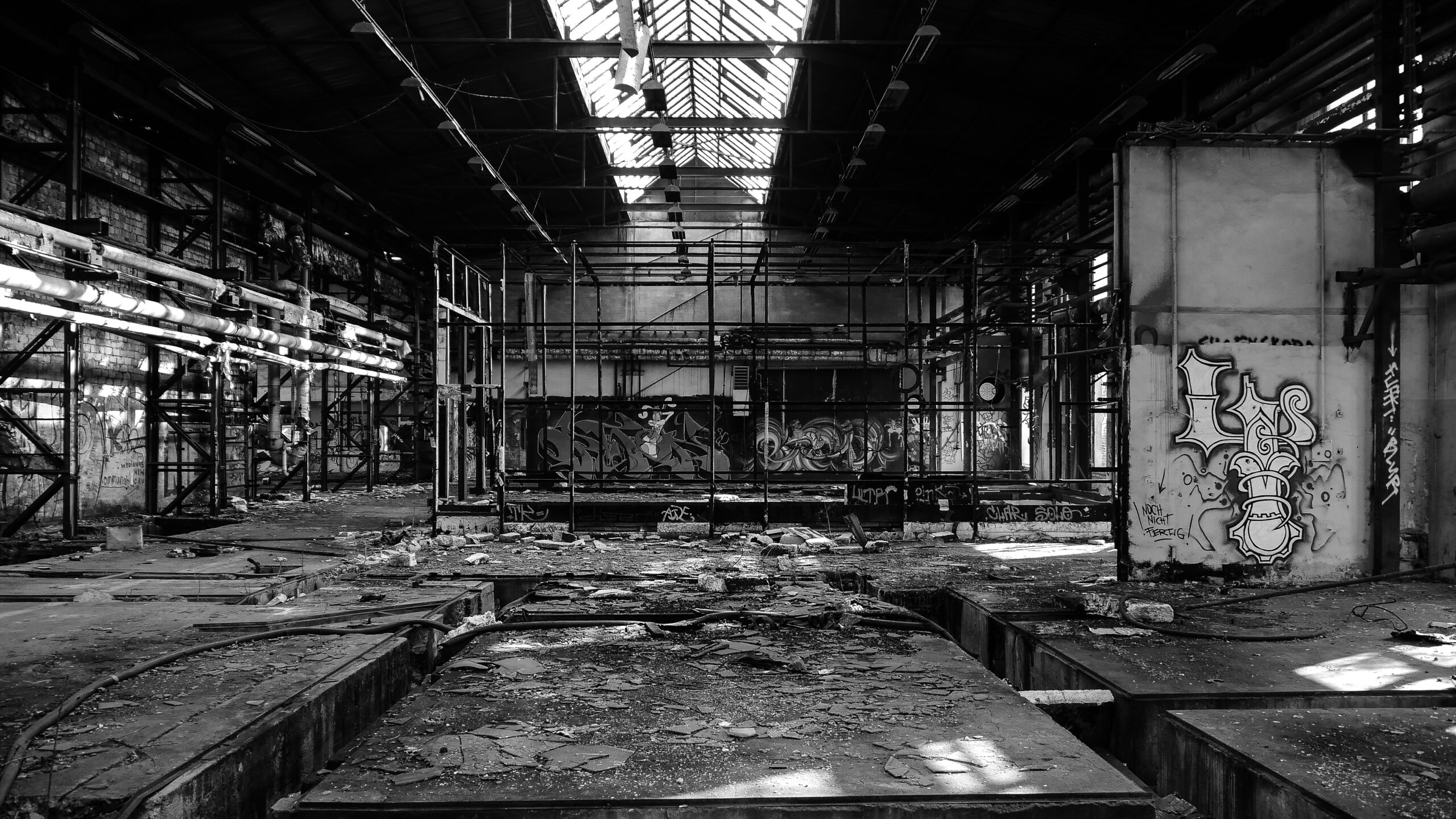 Die verlassene Fabrik des VEB Kühlautomaten in Berlin-Johannisthal bietet faszinierende Einblicke in die industrielle Vergangenheit der DDR und beeindruckende Fotomotive für Lost-Place-Enthusiasten.