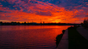 Erleben Sie die Magie dramatischer Sonnenaufgänge, wenn die Welt in spektakuläre Farben getaucht wird. Ein inspirierender Beitrag über die Schönheit und Symbolik des Morgens.