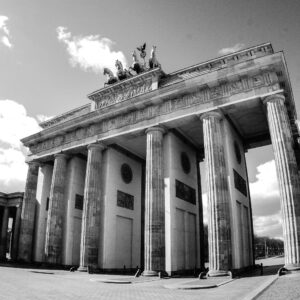 Eine Reise durch Berlins bedeutendste Wahrzeichen: Das Brandenburger Tor als Symbol der Freiheit und der Reichstag als Sitz der Demokratie. Entdecken Sie ihre faszinierende Geschichte und Bedeutung.