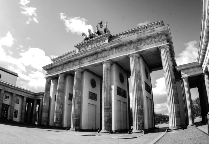 Reichstag und Brandenburger Tor: Symbole für Deutschlands Vergangenheit und Zukunft