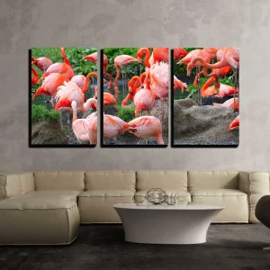 Triptychon Bunte Flamingogruppe am Wasser in tropischer Natur