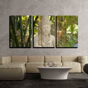 Triptychon Buddha-Skulptur im tropischen Bambusgarten